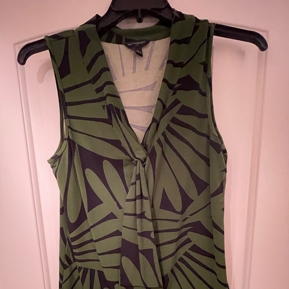 Banana Republic cute sleeveless top